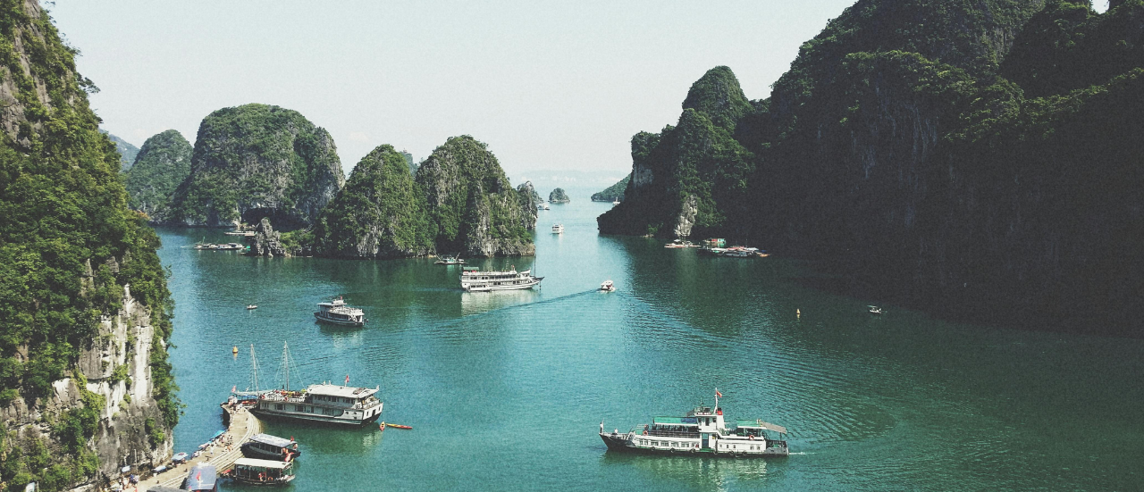 Turkis bugt med både og kalkstensklipper