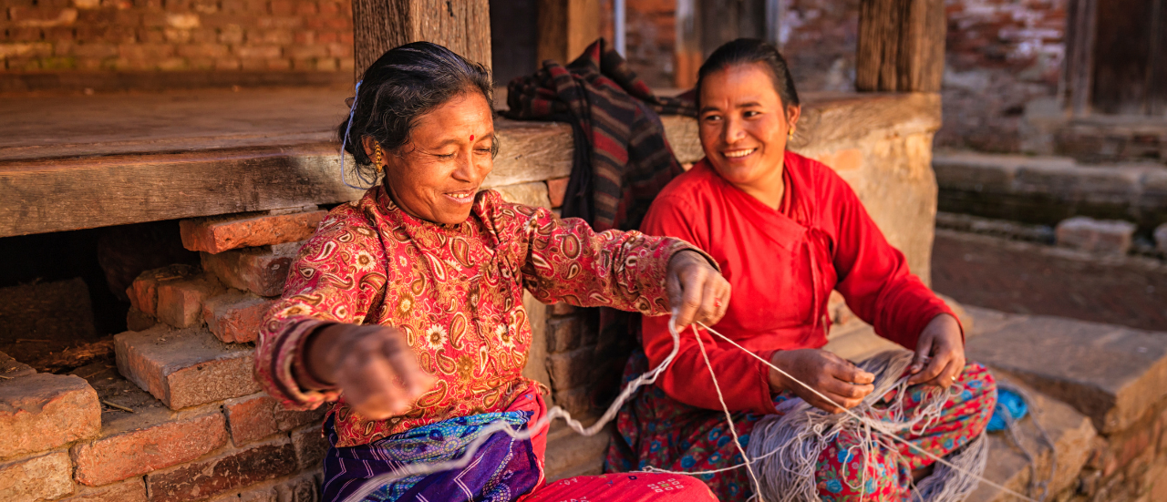 To kvinder arbejder med garn