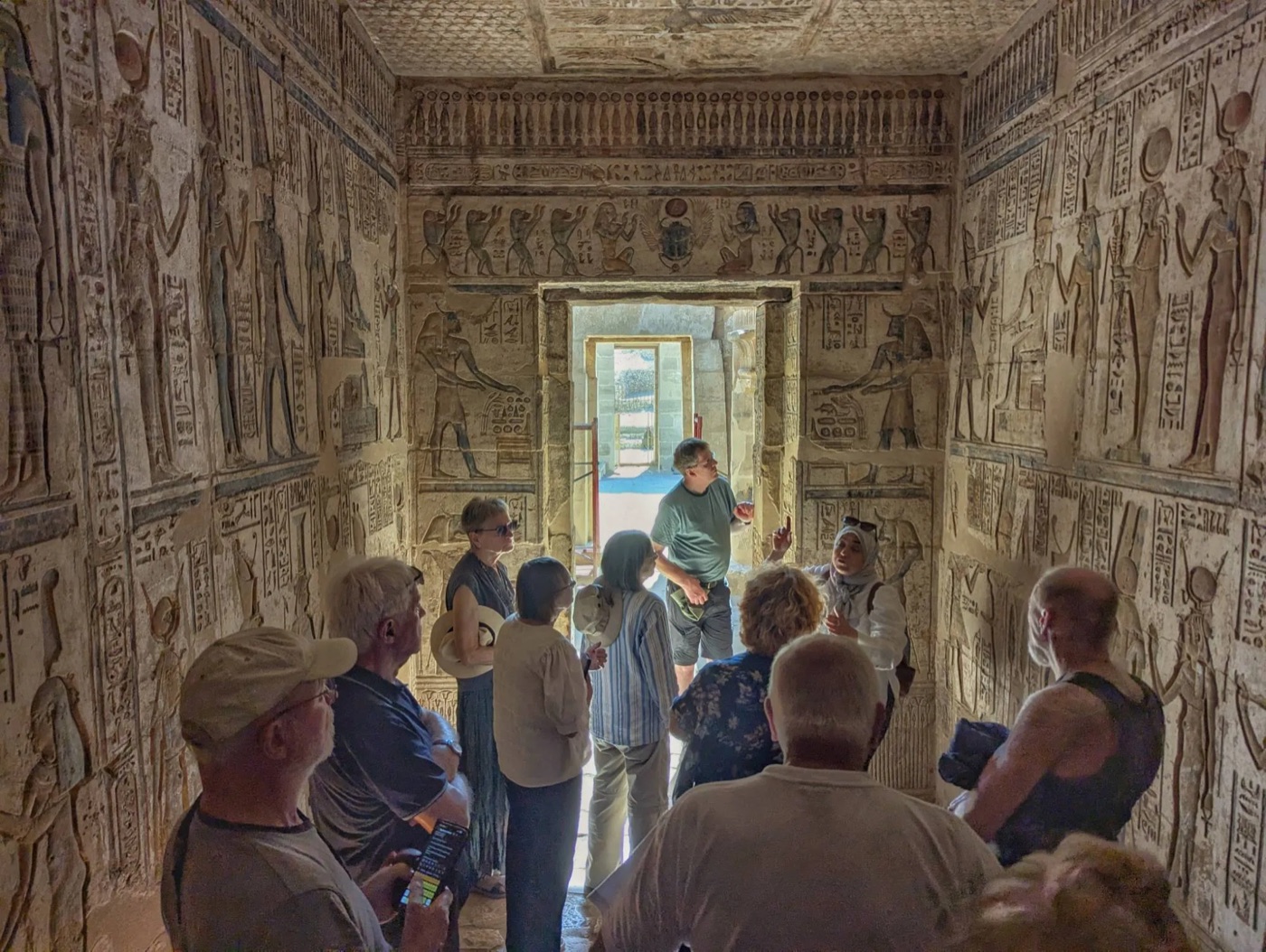 Egyptolog fortæller gruppen om reliefferne i et tempel