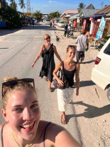 Katrine og to medrejsende i Tanzania