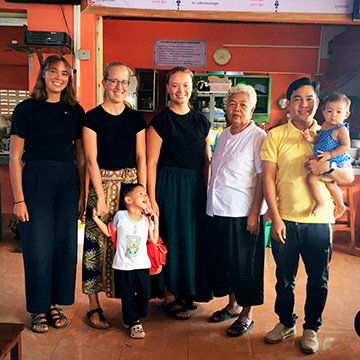 Caroline i hendes værtsfamilie i Cambodja