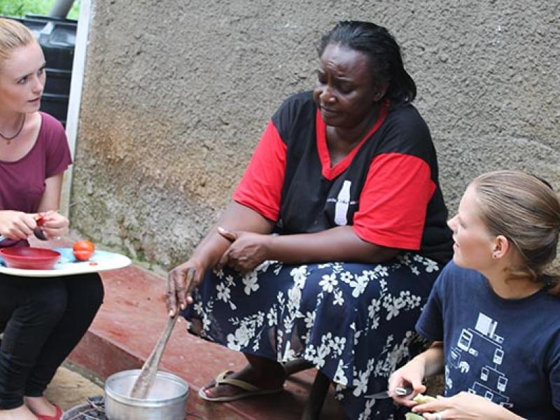 Bo lokalt mens du arbejder frivilligt i Uganda