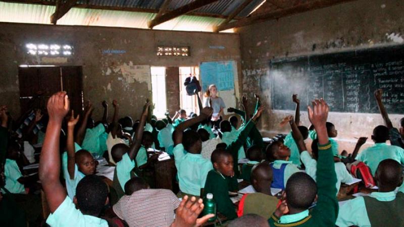Lærerstuderende på praktik i Uganda