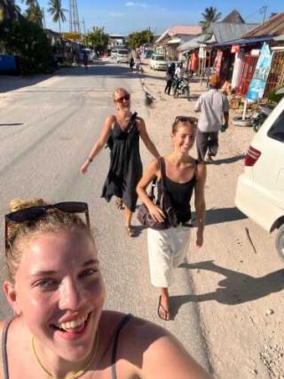 Katrine og to medrejsende i Tanzania